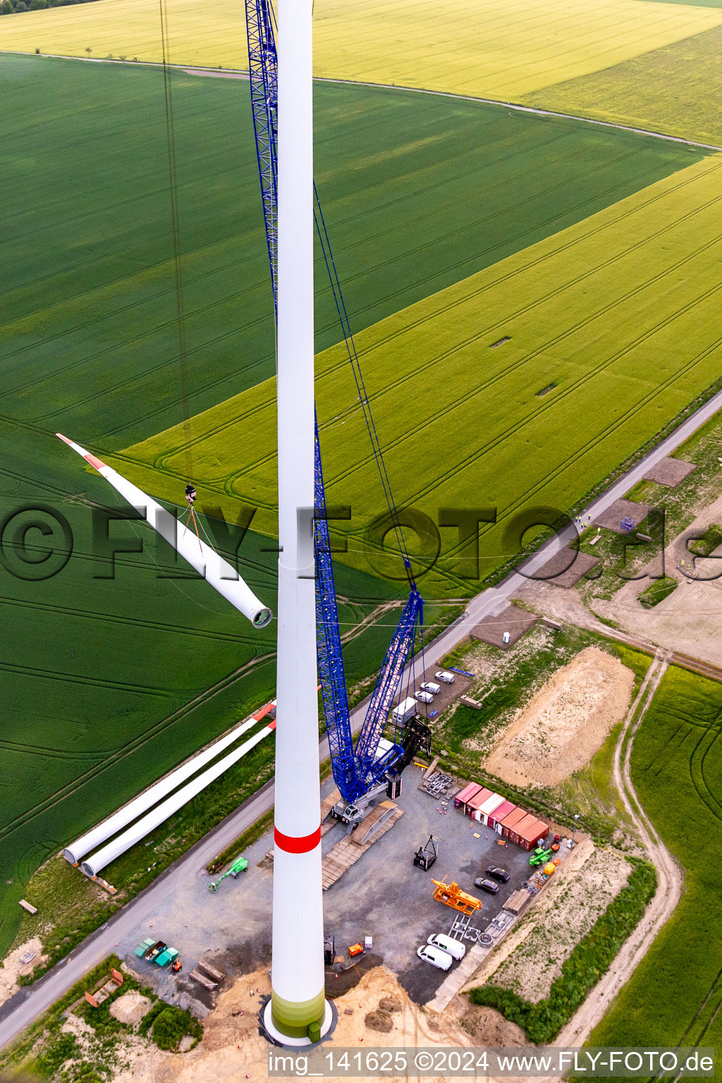 Luftbild von Baustelle eines Windrads am Windpark Oberseifersdorf der Alterric Deutschland GmbH und Energiequelle GmbH im Ortsteil Eckartsberg in Mittelherwigsdorf im Bundesland Sachsen