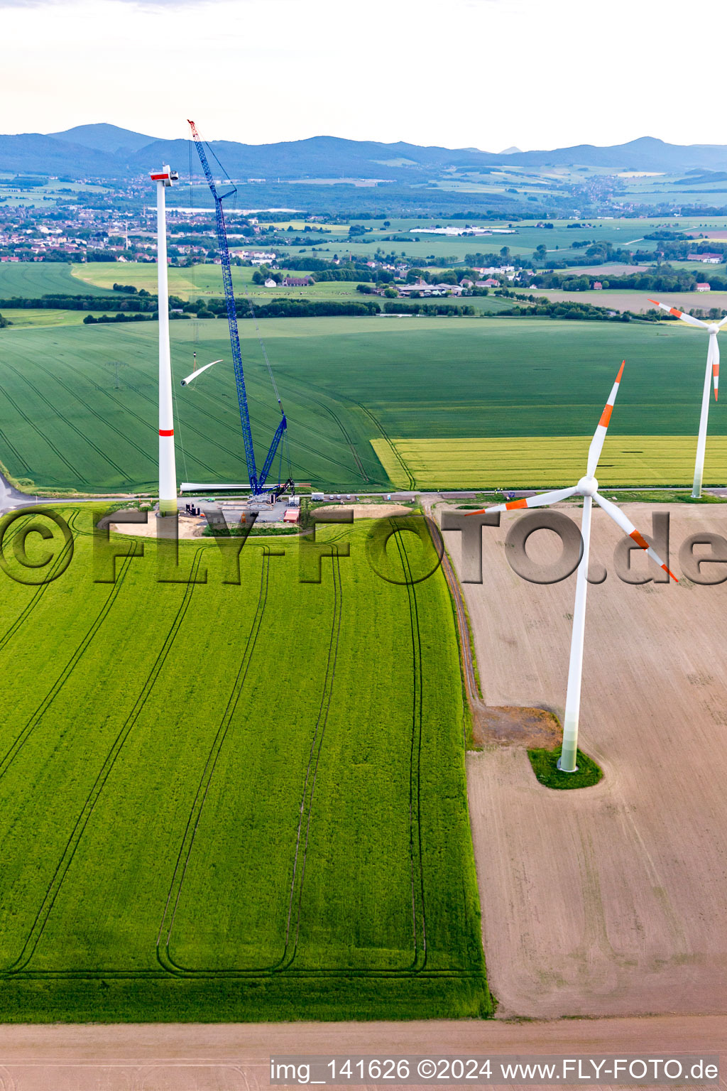 Luftaufnahme von Baustelle eines Windrads am Windpark Oberseifersdorf der Alterric Deutschland GmbH und Energiequelle GmbH im Ortsteil Eckartsberg in Mittelherwigsdorf im Bundesland Sachsen