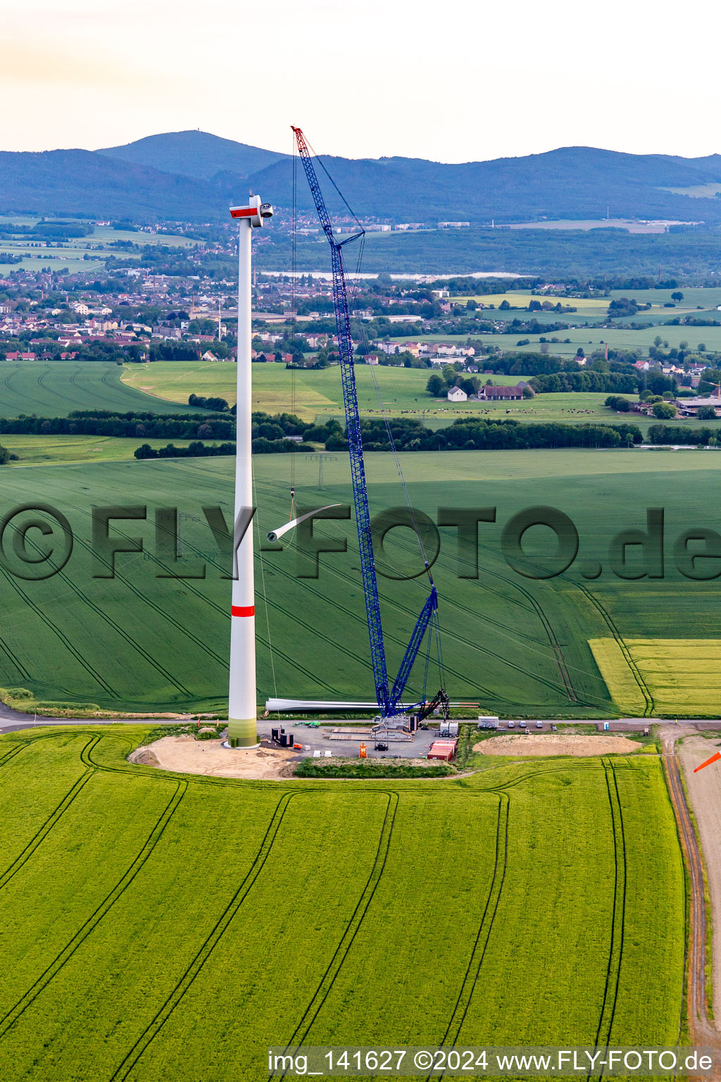 Schrägluftbild von Baustelle eines Windrads am Windpark Oberseifersdorf der Alterric Deutschland GmbH und Energiequelle GmbH im Ortsteil Eckartsberg in Mittelherwigsdorf im Bundesland Sachsen