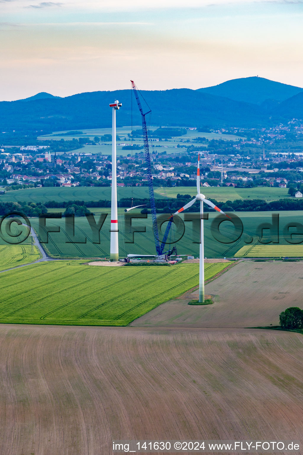 Baustelle eines Windrads am Windpark Oberseifersdorf der Alterric Deutschland GmbH und Energiequelle GmbH im Ortsteil Eckartsberg in Mittelherwigsdorf im Bundesland Sachsen von oben