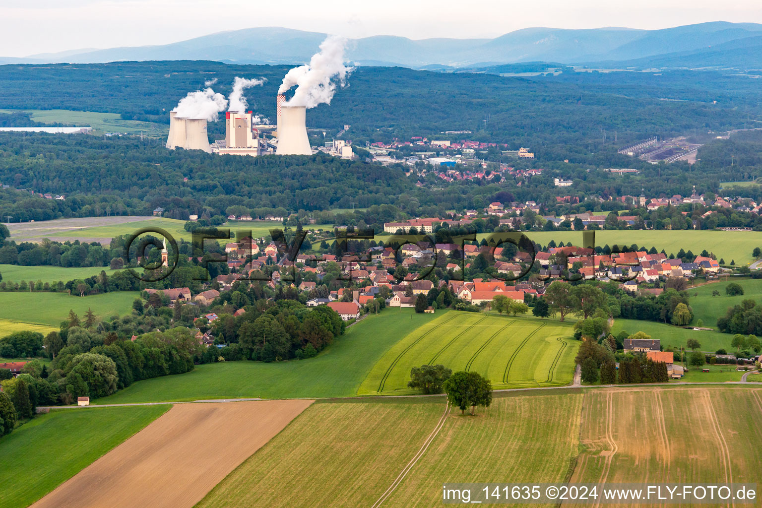 Dittelsdorf von Westen im Hintergrund der polnische Braunkohletagebau und -Kraftwerk Turów in Zittau im Bundesland Sachsen, Deutschland