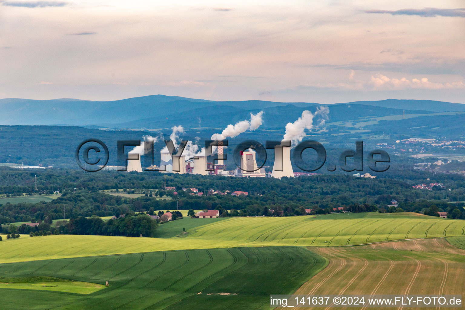 Dittelsdorf von Nordwesten im Hintergrund der polnische Braunkohletagebau und -Kraftwerk Turów in Zittau im Bundesland Sachsen, Deutschland