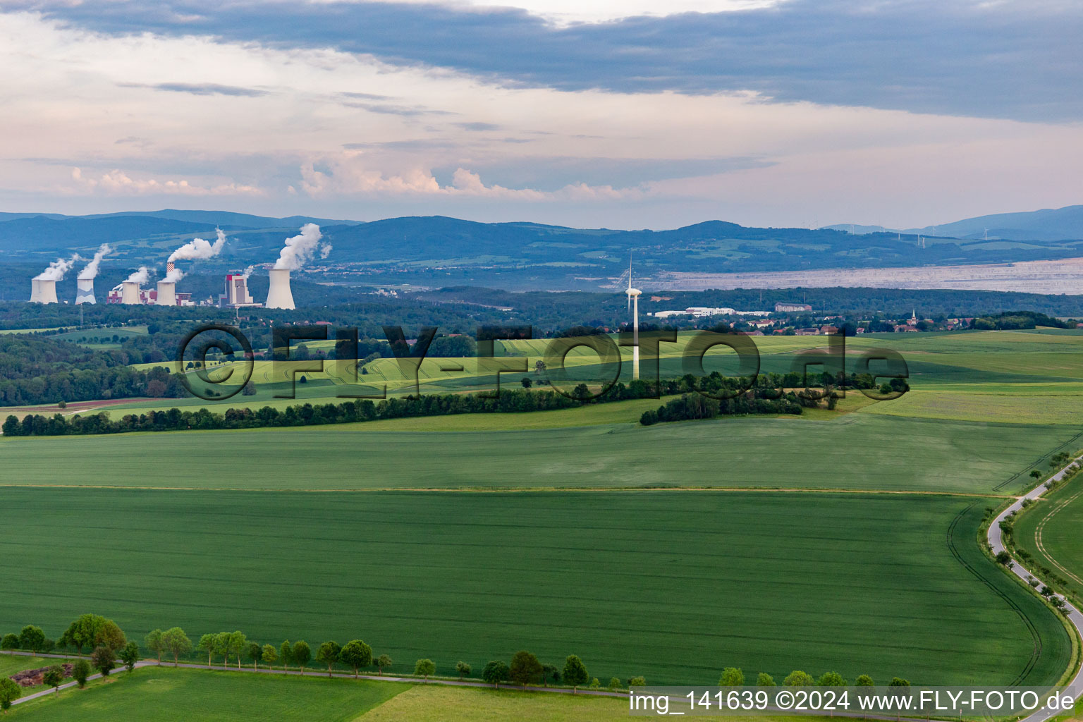 Windrad vor dem polnischen Braunkohletagebau und -Kraftwerk Turów im Ortsteil Schlegel in Zittau im Bundesland Sachsen, Deutschland