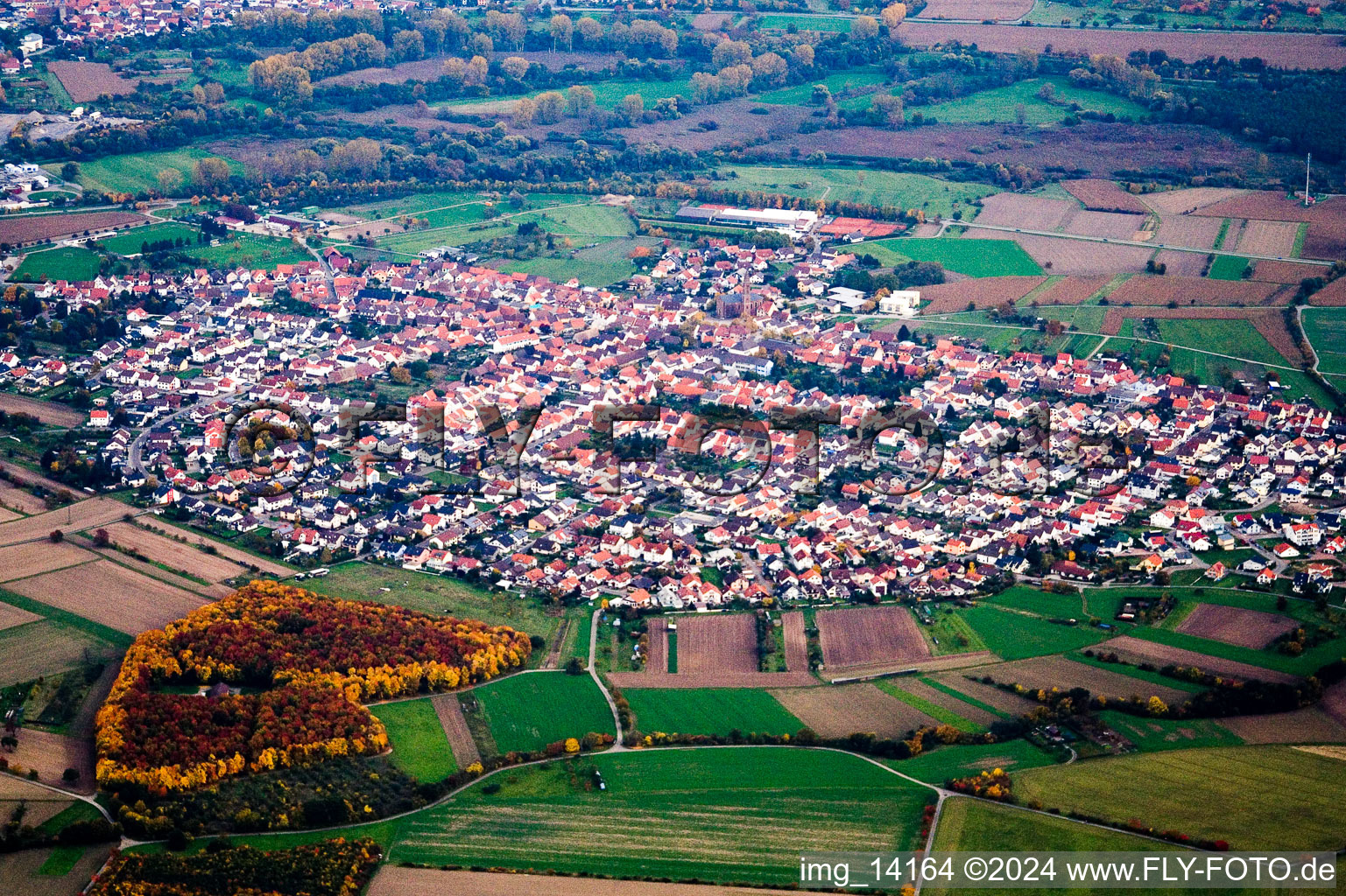 Ortsansicht der Straßen und Häuser der Wohngebiete im Ortsteil Weiher in Ubstadt-Weiher im Bundesland Baden-Württemberg, Deutschland