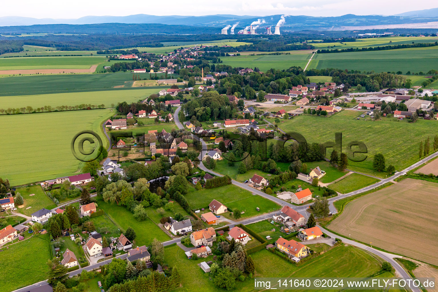 Burkersdorf von Norden im Hintergrund der polnische Braunkohletagebau und -Kraftwerk Turów in Zittau im Bundesland Sachsen, Deutschland