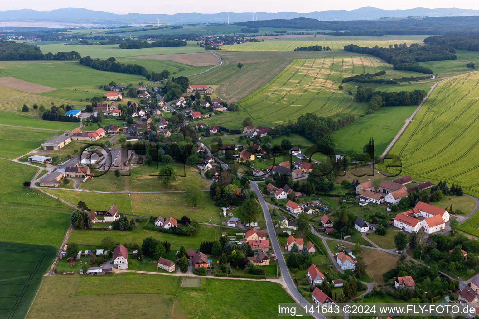 Dorfstraße von Norden im Ortsteil Dittersbach in Bernstadt a. d. Eigen im Bundesland Sachsen, Deutschland