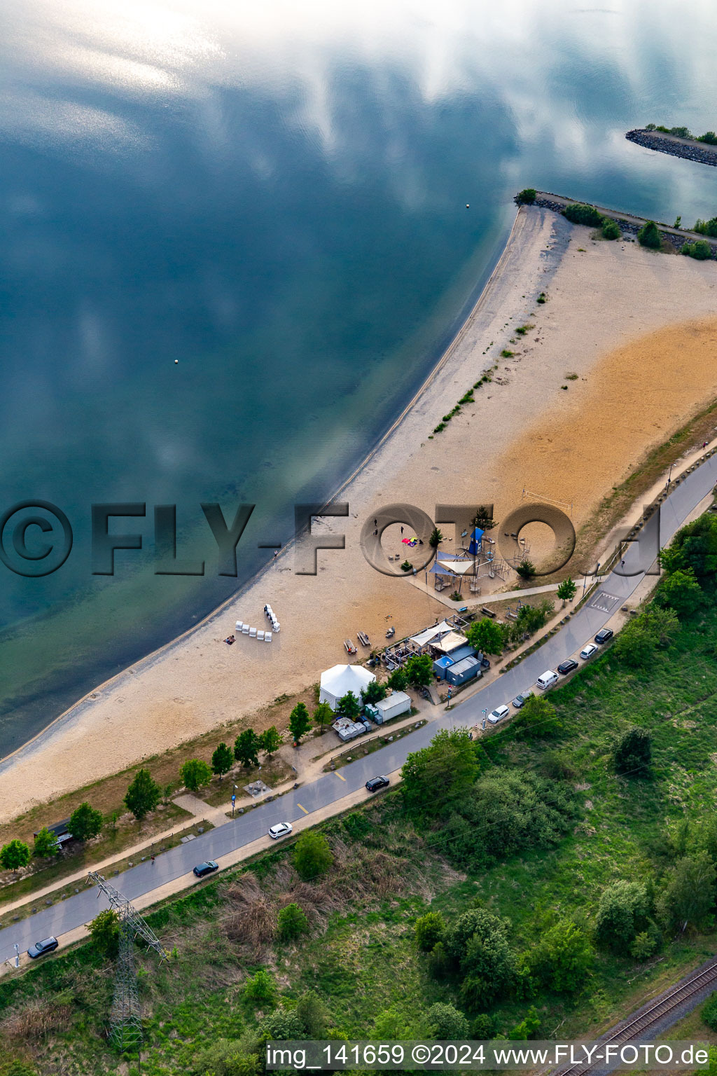 Nord-Ost-Strandpromenade des Berzdorfer See mit STRANDBAR Görlitz im Ortsteil Deutsch Ossig im Bundesland Sachsen, Deutschland