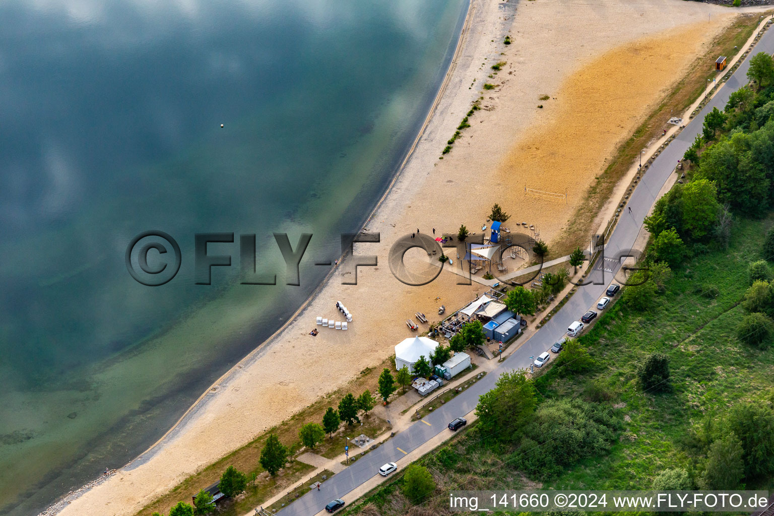 Luftbild von Nord-Ost-Strandpromenade des Berzdorfer See mit STRANDBAR Görlitz im Ortsteil Deutsch Ossig im Bundesland Sachsen, Deutschland