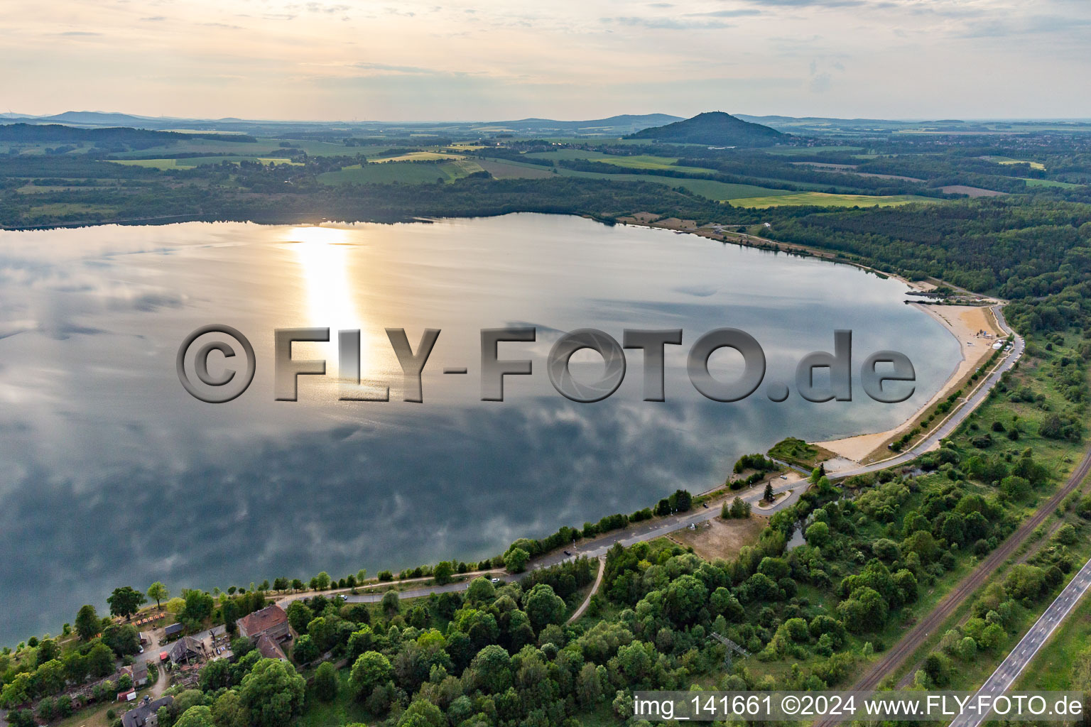 Luftaufnahme von Nord-Ost-Strandpromenade des Berzdorfer See mit STRANDBAR Görlitz im Ortsteil Deutsch Ossig im Bundesland Sachsen, Deutschland