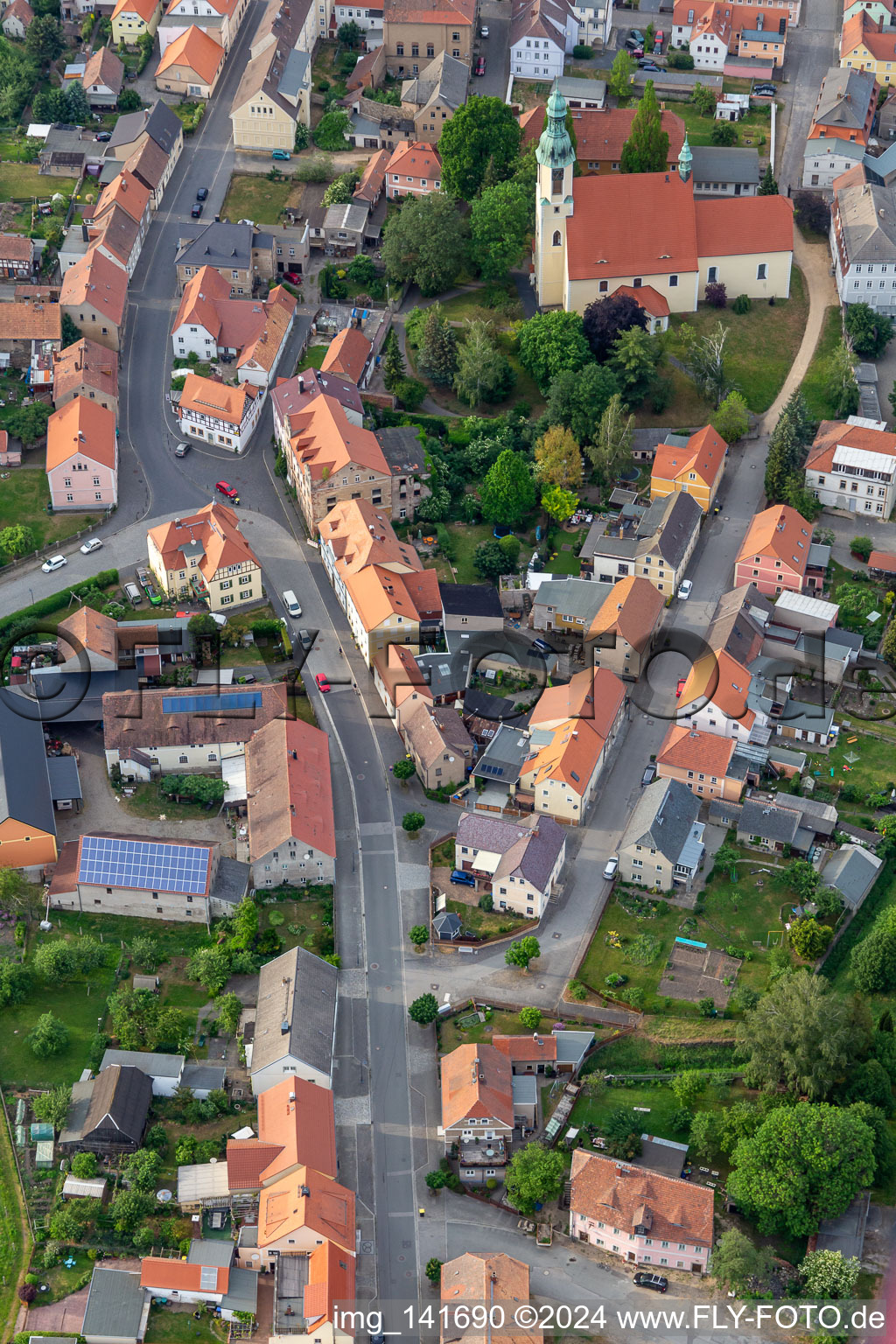 Luftbild von Kirche Mariä Himmelfahrt in Ostritz im Bundesland Sachsen, Deutschland