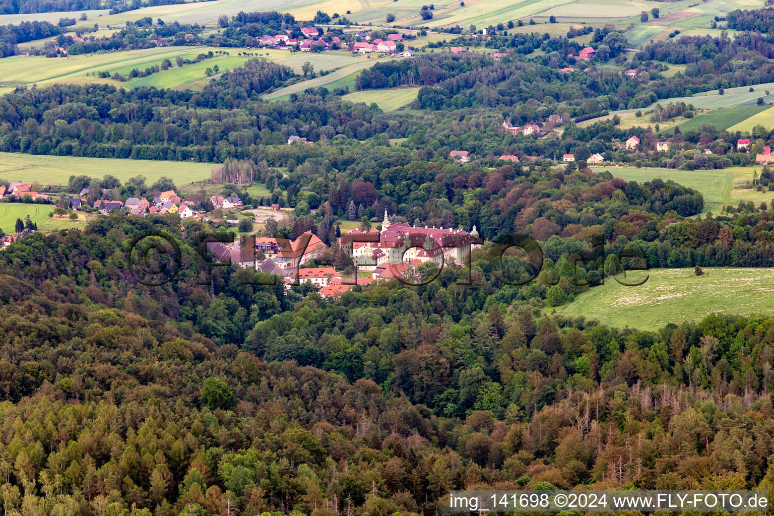 Schrägluftbild von Nonnen-Kloster St. Marienthal in Ostritz im Bundesland Sachsen, Deutschland