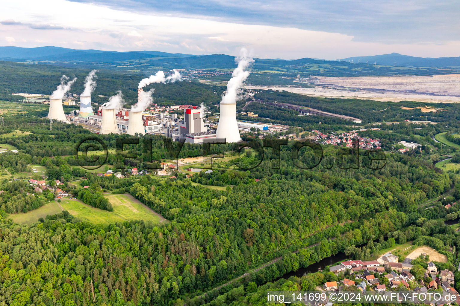 Braunkohle Kraftwerk Turów "PGE Górnictwo i Energetyka Konwencjonalna S.A., Oddział Elektrownia Turów" von Nordwesten im Ortsteil Trzciniec in Bogatynia im Bundesland Niederschlesien, Polen