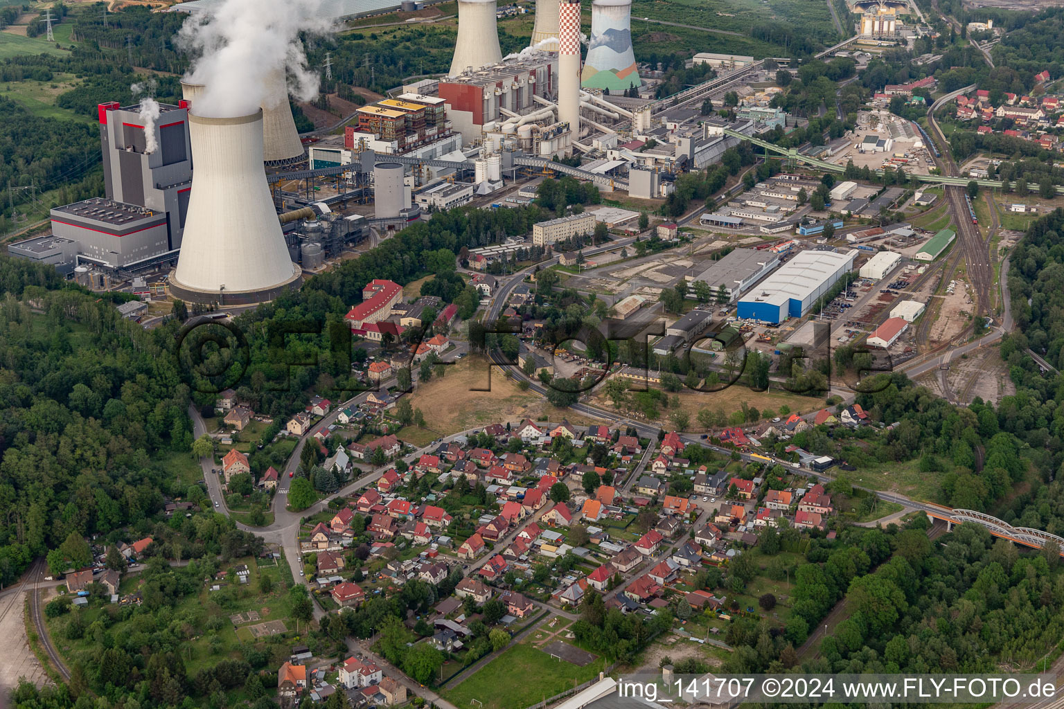 Ortschaft zu Füßen des Braunkohle Kraftwerk Turów "PGE Górnictwo i Energetyka Konwencjonalna S.A., Oddział Elektrownia Turów" in Bogatynia im Bundesland Niederschlesien, Polen