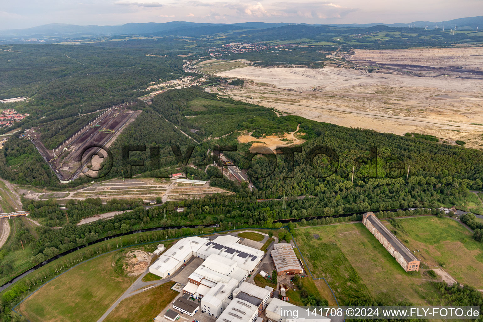 Luftbild von Kohlehalden am Braunkohletagebau "PGE Górnictwo i Energetyka Konwencjonalna Oddział Kopalnia Węgla Brunatnego Turów" in Bogatynia im Bundesland Niederschlesien, Polen