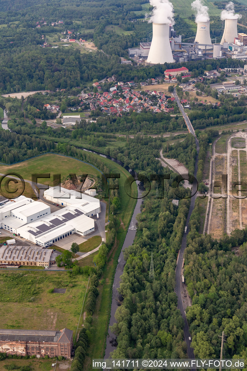 Lausitzer Neiße zwischen Deutschland und Polen am Braunkohltagebau im Ortsteil Hirschfelde in Zittau im Bundesland Sachsen