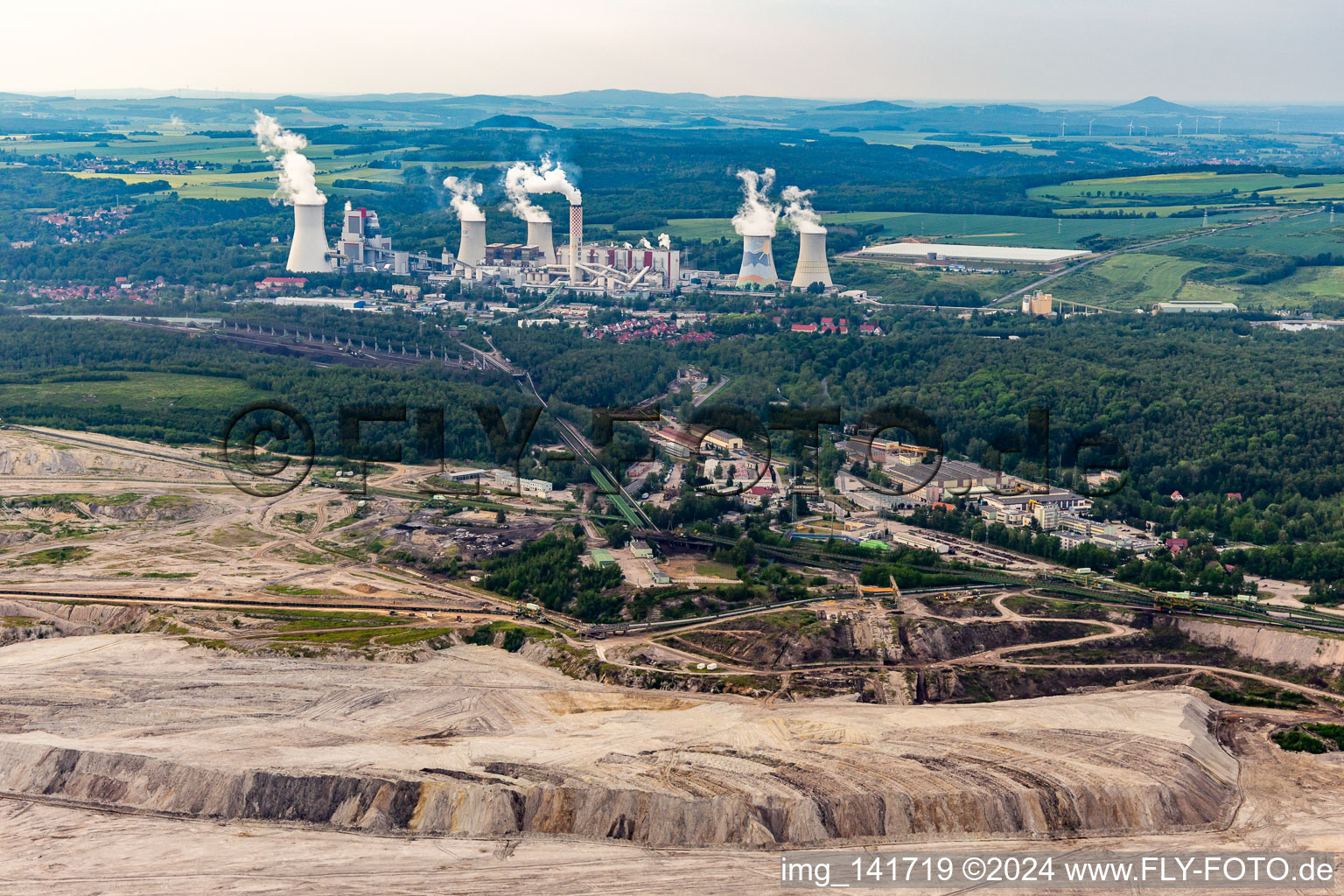 Braunkohletagebau "PGE Górnictwo i Energetyka Konwencjonalna Oddział Kopalnia Węgla Brunatnego Turów" und Kraftwerk Turów in Bogatynia im Bundesland Niederschlesien, Polen