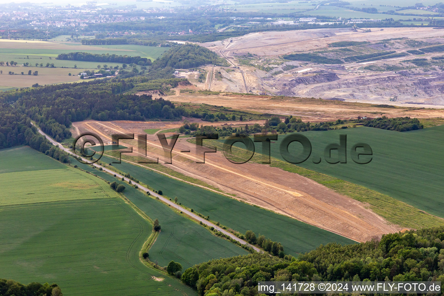 Luftbild von Abbruchkante des Braunkohletagebau "PGE Górnictwo i Energetyka Konwencjonalna Oddział Kopalnia Węgla Brunatnego Turów" in Białopole im Bundesland Niederschlesien, Polen