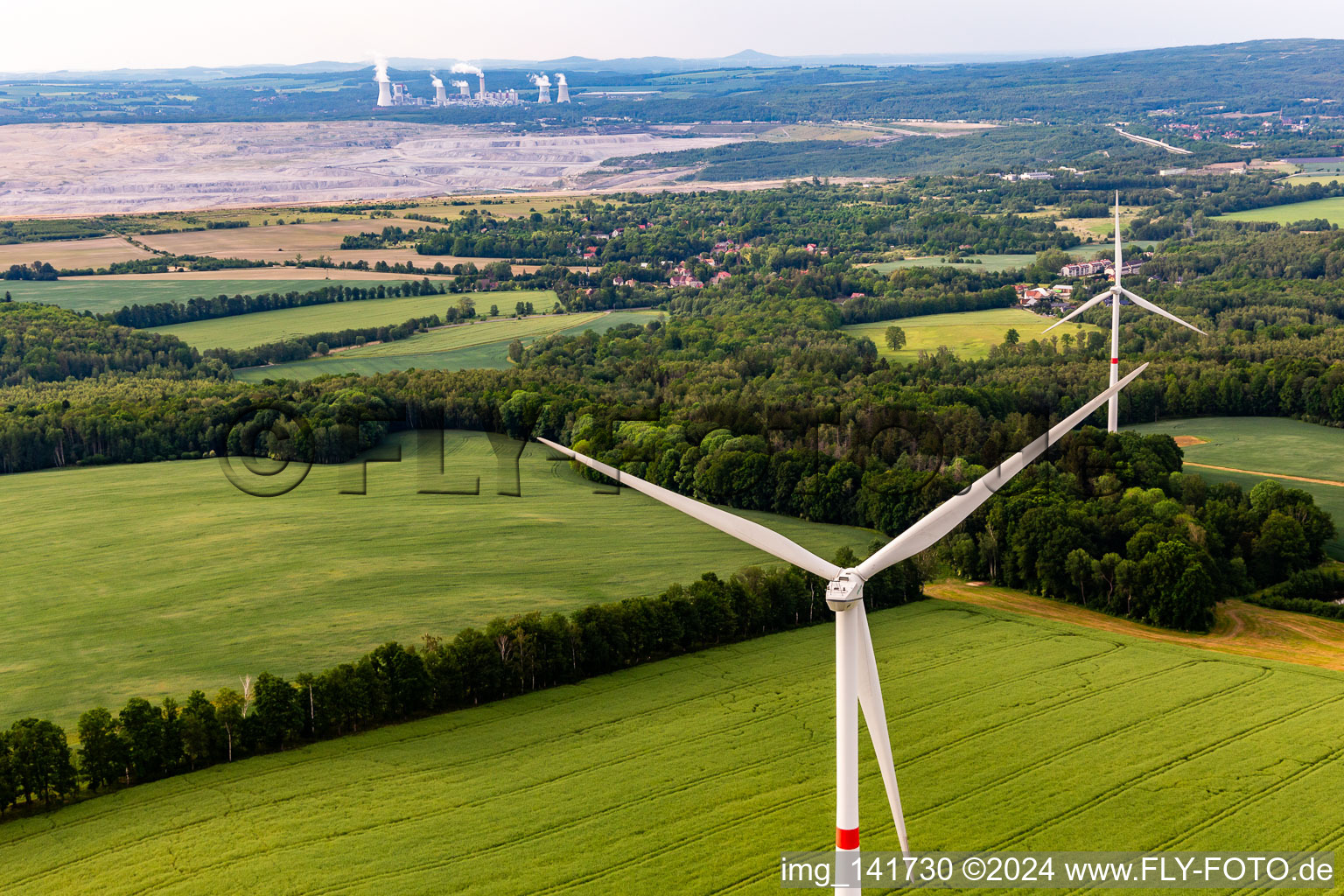 Tschechischer Windpark Wetzwalde (Větrný park Václavice) vor dem polnischen Braunkohletagebau Kopalnia Węgla Brunatnego Turów in Hrádek nad Nisou im Bundesland Liberecký kraj, Tschechien