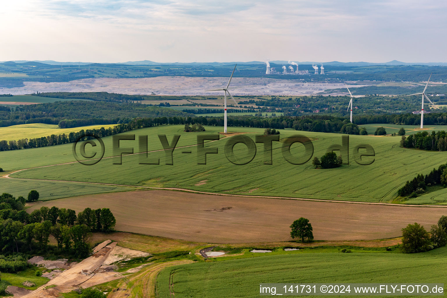 Luftbild von Tschechischer Windpark Wetzwalde (Větrný park Václavice) vor dem polnischen Braunkohletagebau Kopalnia Węgla Brunatnego Turów in Hrádek nad Nisou im Bundesland Liberecký kraj, Tschechien