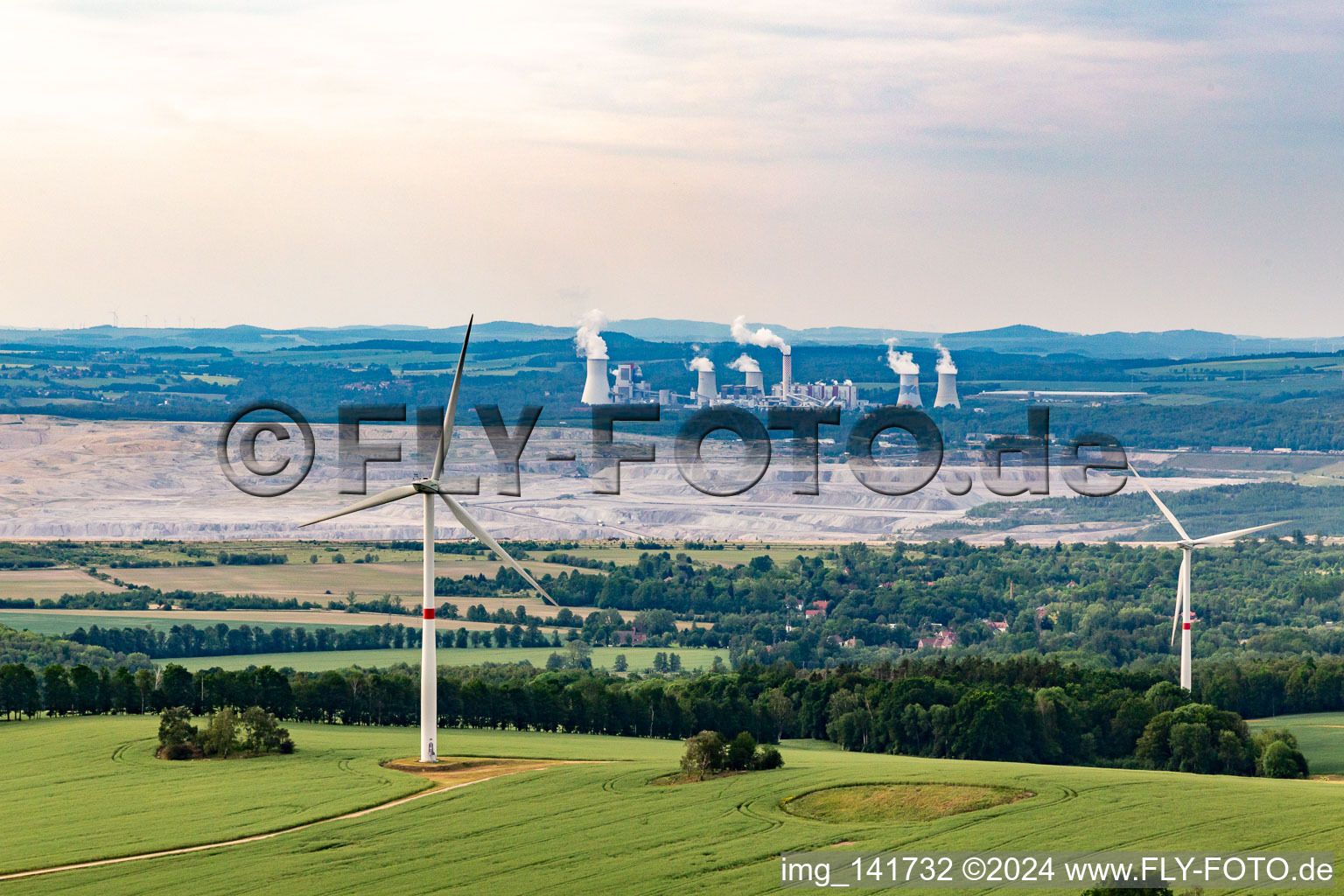 Luftaufnahme von Tschechischer Windpark Wetzwalde (Větrný park Václavice) vor dem polnischen Braunkohletagebau Kopalnia Węgla Brunatnego Turów in Hrádek nad Nisou im Bundesland Liberecký kraj, Tschechien