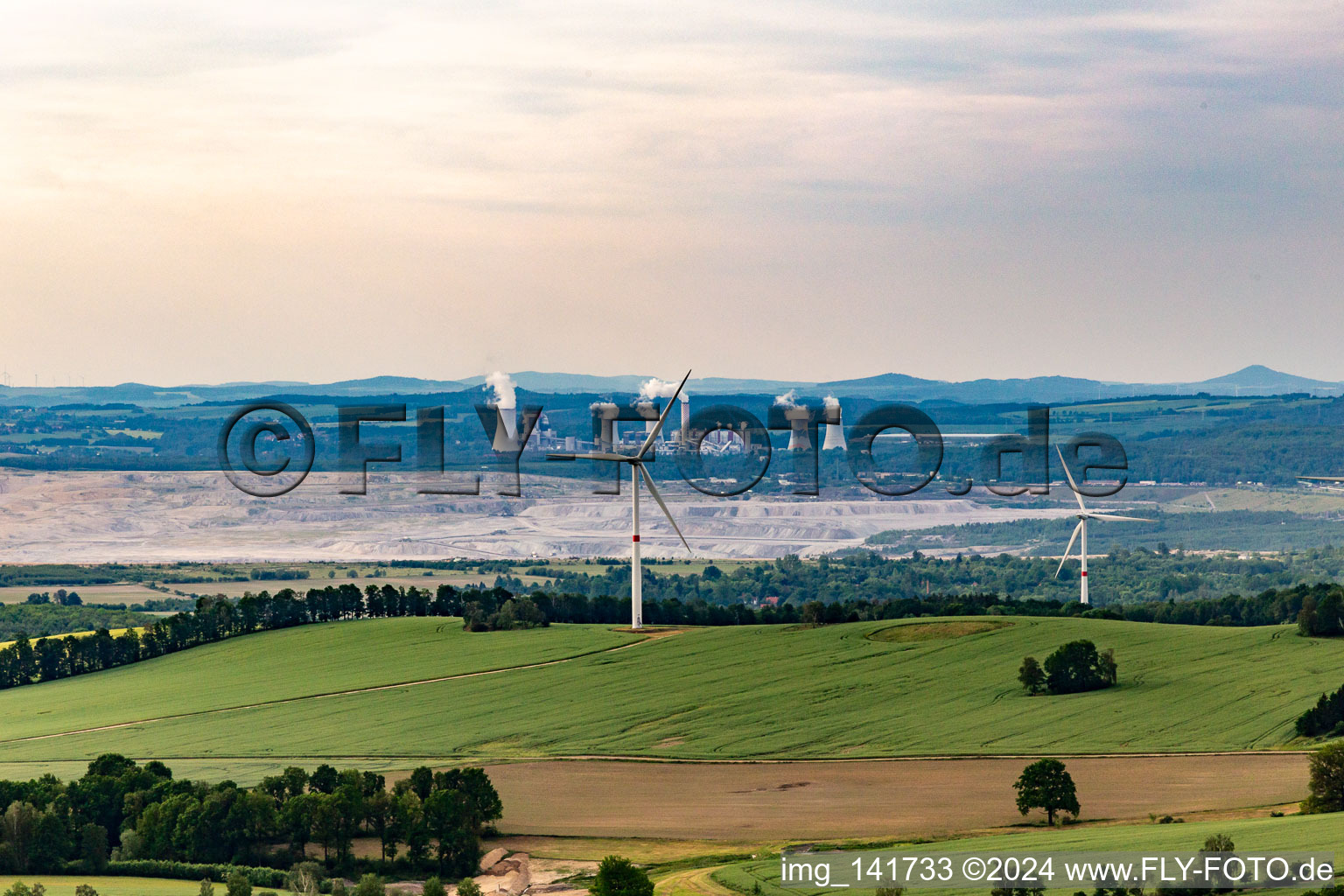 Schrägluftbild von Tschechischer Windpark Wetzwalde (Větrný park Václavice) vor dem polnischen Braunkohletagebau Kopalnia Węgla Brunatnego Turów in Hrádek nad Nisou im Bundesland Liberecký kraj, Tschechien