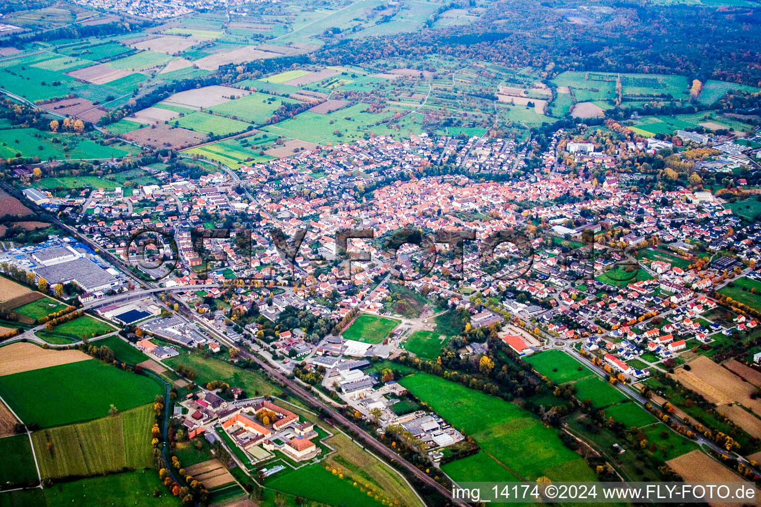 Ortsansicht der Straßen und Häuser der Wohngebiete im Ortsteil Mingolsheim in Bad Schönborn im Ortsteil Bad Mingolsheim im Bundesland Baden-Württemberg, Deutschland