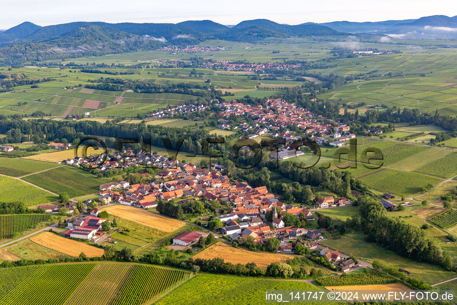 Dorf am Klingbach im Ortsteil Klingen in Heuchelheim-Klingen im Bundesland Rheinland-Pfalz, Deutschland