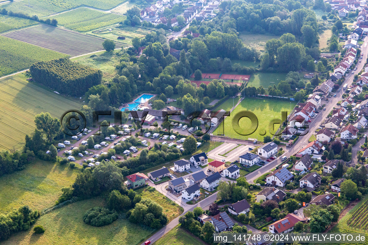 Camping im Klingbachtal und Sportplätze im Ortsteil Klingen in Heuchelheim-Klingen im Bundesland Rheinland-Pfalz, Deutschland