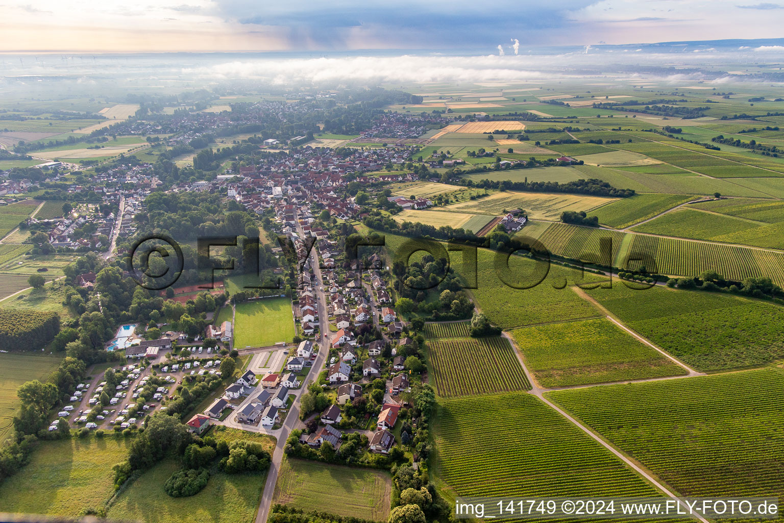 Klingener Straße von Westen im Ortsteil Ingenheim in Billigheim-Ingenheim im Bundesland Rheinland-Pfalz, Deutschland