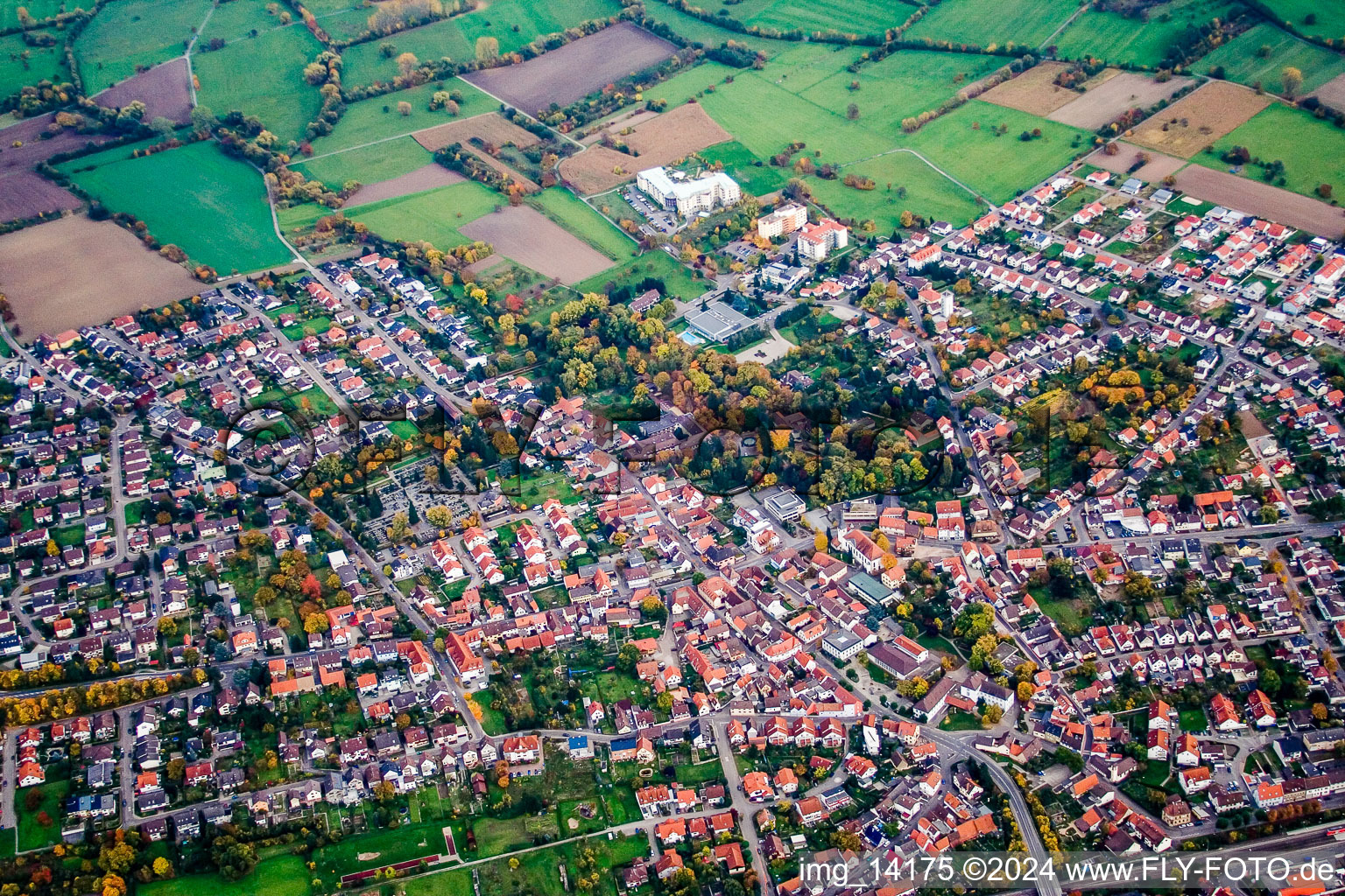 Ortsansicht der Straßen und Häuser der Wohngebiete im Ortsteil Bad Langenbrücken in Bad Schönborn im Bundesland Baden-Württemberg, Deutschland