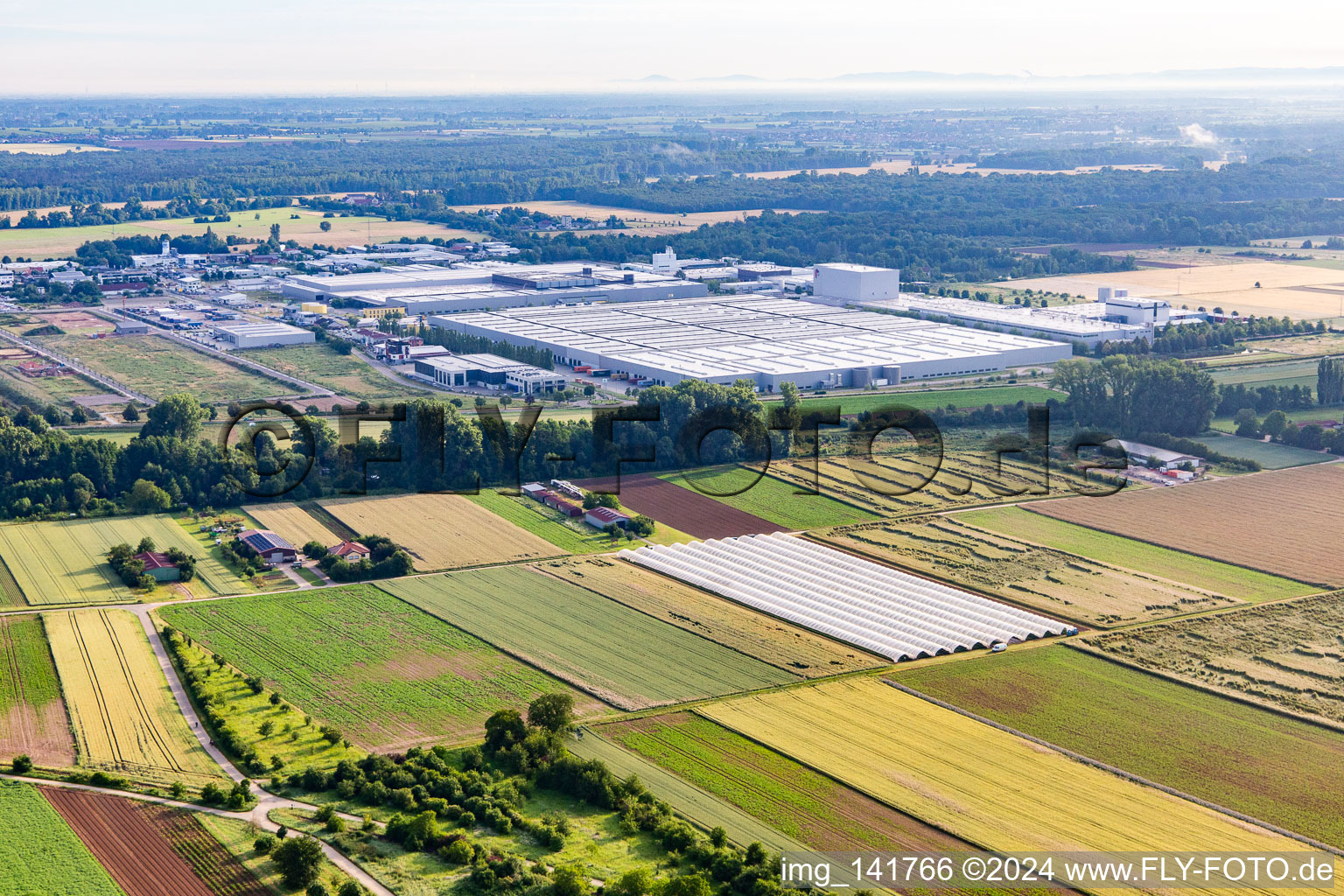 Mercedes Benz Logistikcenter im Industriegebiet Interpark von Südwesten im Ortsteil Offenbach in Offenbach an der Queich im Bundesland Rheinland-Pfalz, Deutschland