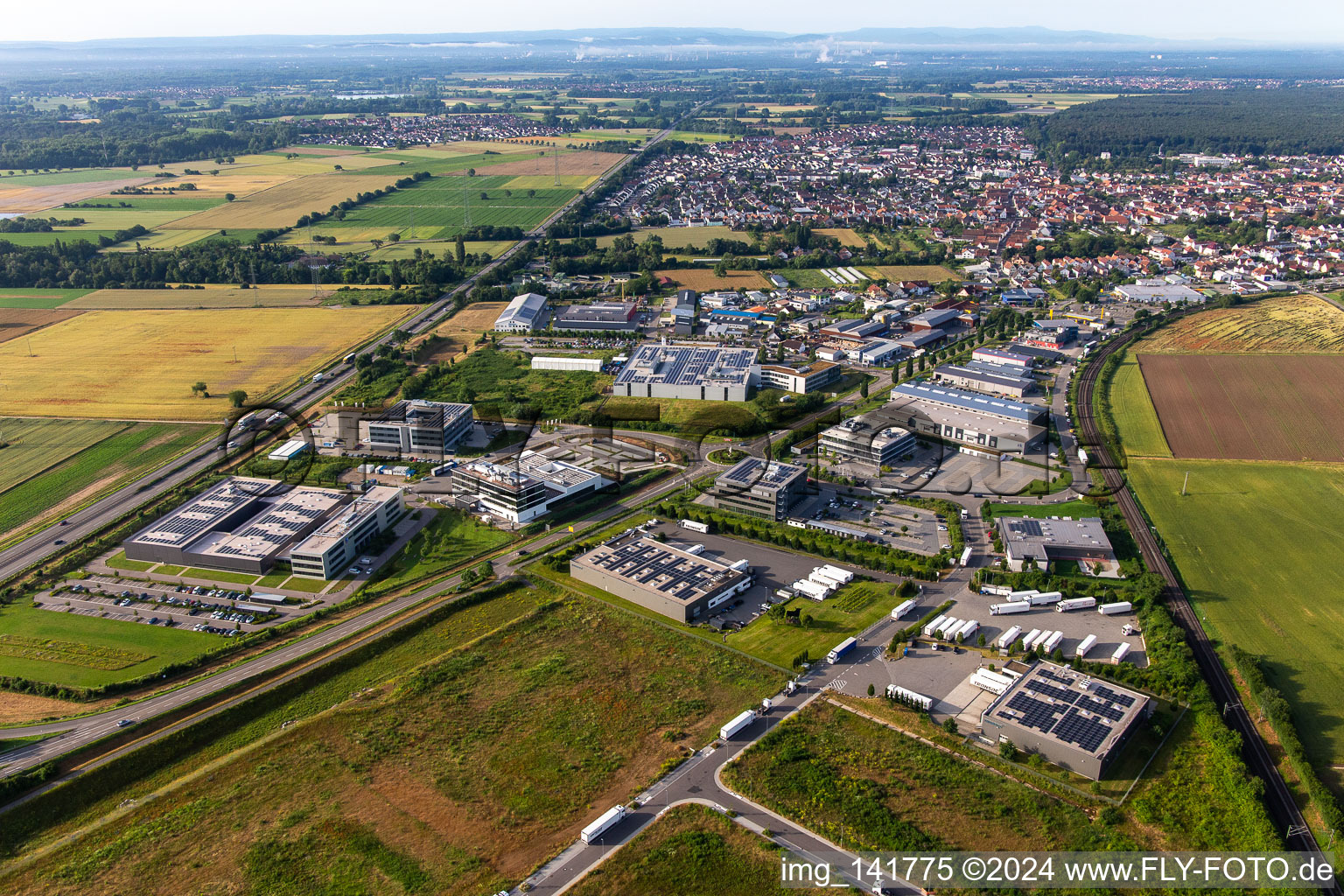 Gewerbegebiet Im Speyerer Tal von Norden in Rülzheim im Bundesland Rheinland-Pfalz, Deutschland