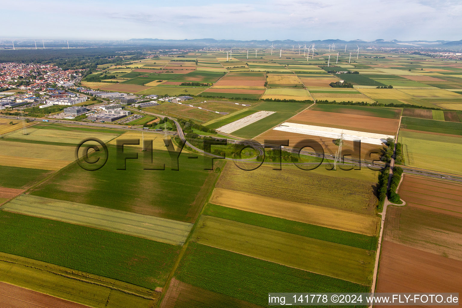 Erschliessung der Nord-Erweiterung des Gewerbegebiet Im Speyerer Tal von Osten in Rülzheim im Bundesland Rheinland-Pfalz, Deutschland