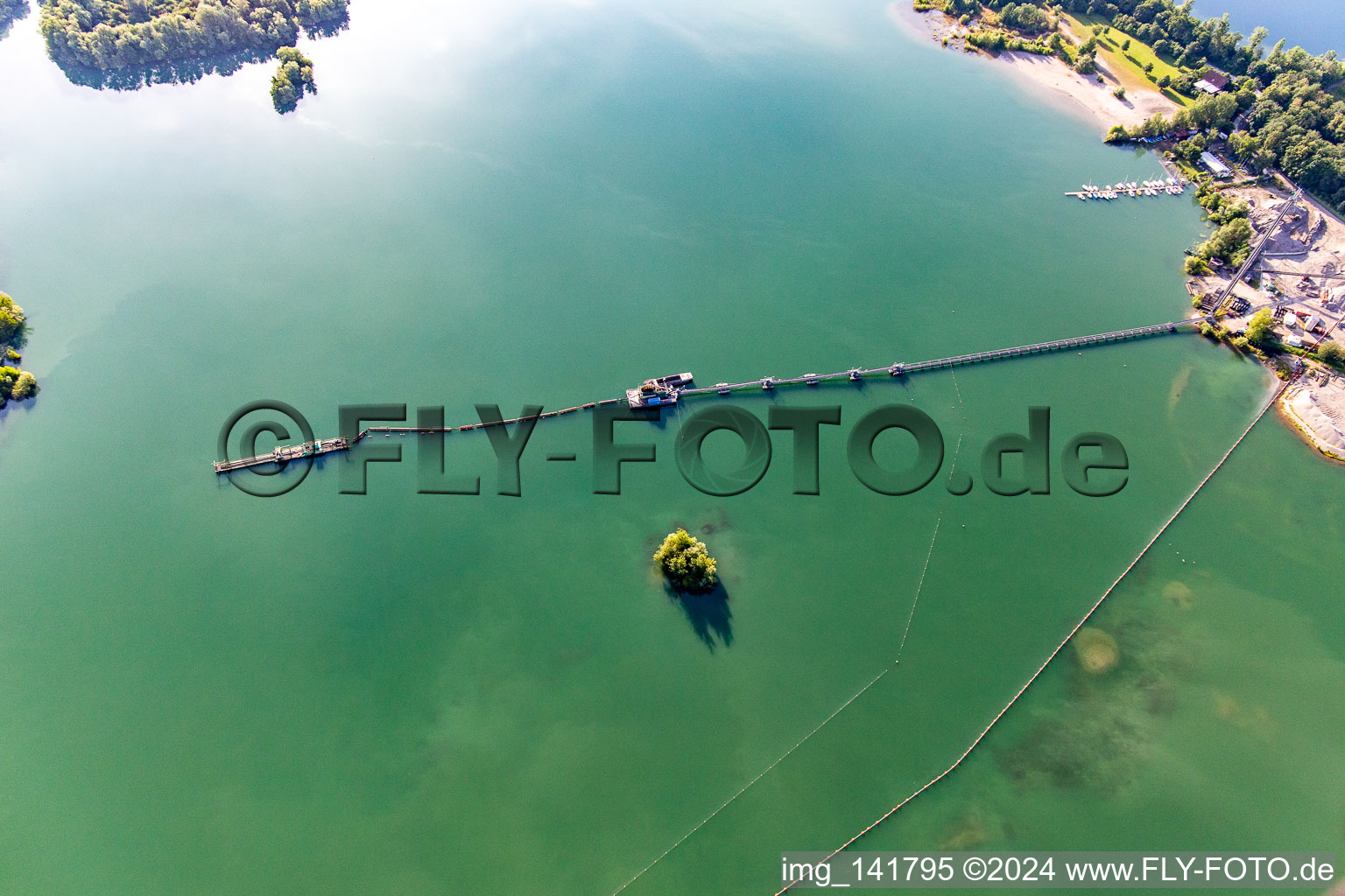 Schwimmbagger amd Baggersee Giesen im Ortsteil Liedolsheim in Dettenheim im Bundesland Baden-Württemberg, Deutschland