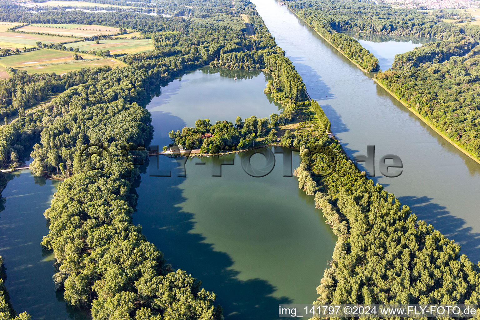 Luftbild von Restaurant auf Insel Rott am Rhein in Linkenheim-Hochstetten im Bundesland Baden-Württemberg, Deutschland