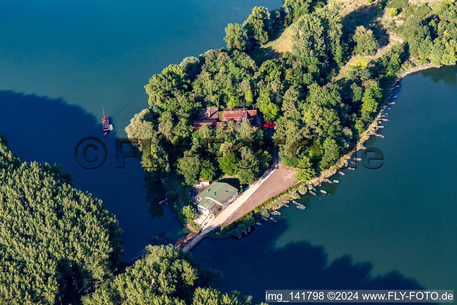 Luftaufnahme von Restaurant auf Insel Rott am Rhein in Linkenheim-Hochstetten im Bundesland Baden-Württemberg, Deutschland