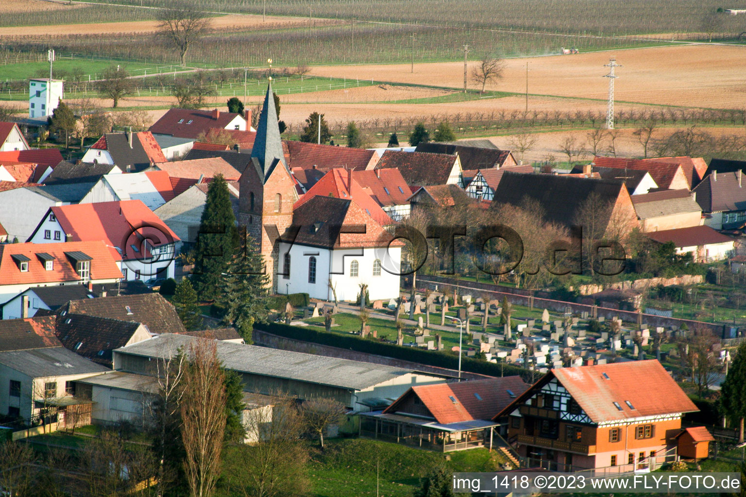 Winden Kirche von Nordwesten im Bundesland Rheinland-Pfalz, Deutschland