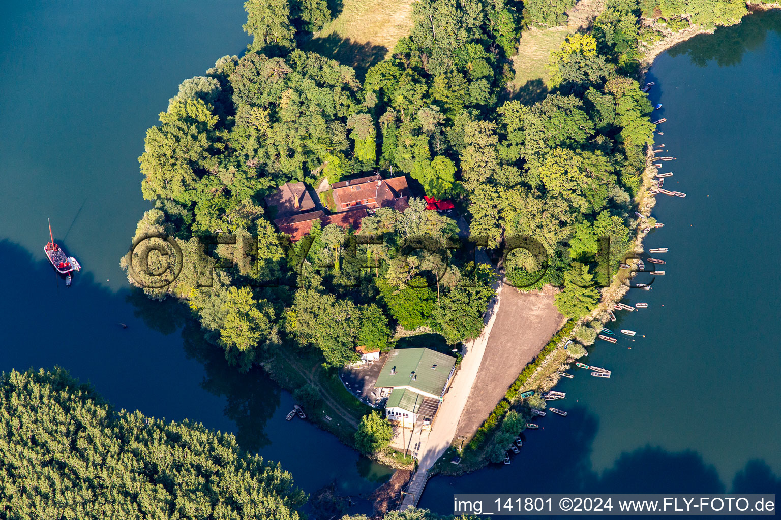 Schrägluftbild von Restaurant auf Insel Rott am Rhein in Linkenheim-Hochstetten im Bundesland Baden-Württemberg, Deutschland