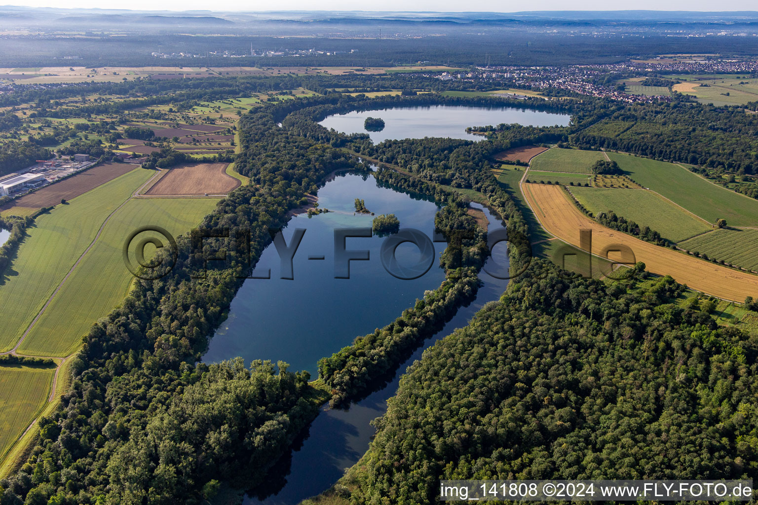 Luftbild von Rheinniederungskanal zwischen Streitköpfle See und Baggersee Mittelgrund im Ortsteil Leopoldshafen in Eggenstein-Leopoldshafen im Bundesland Baden-Württemberg, Deutschland