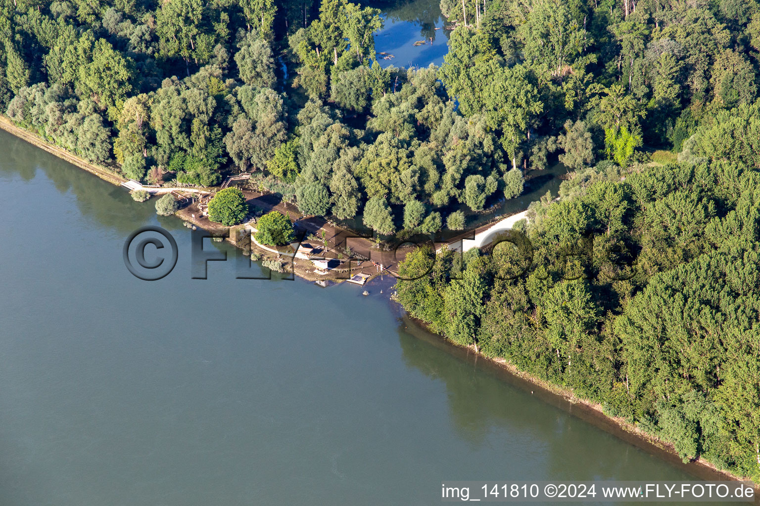 Wegen Rheinhochwasser überflutete Anlegestelle der Leimersheimer Fähre im Bundesland Rheinland-Pfalz, Deutschland