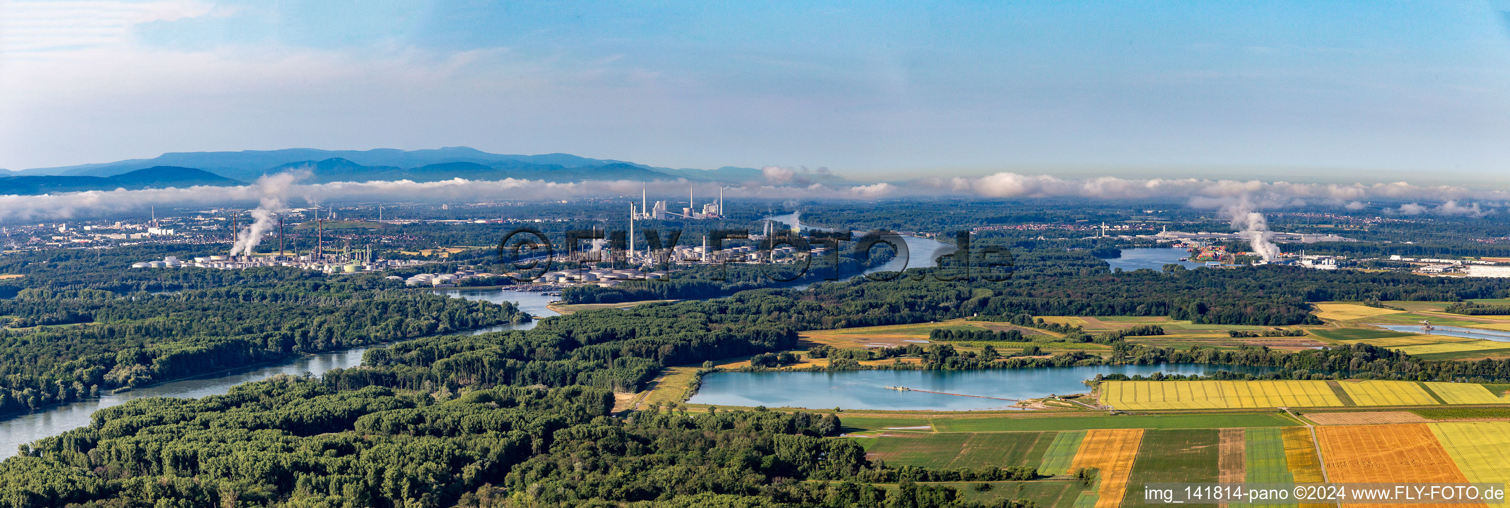 Panorama des Rheintals vom Rheinzaberner Baggersee bis zur MIRO hinterm Ölhafen im Ortsteil Knielingen in Karlsruhe im Bundesland Baden-Württemberg, Deutschland