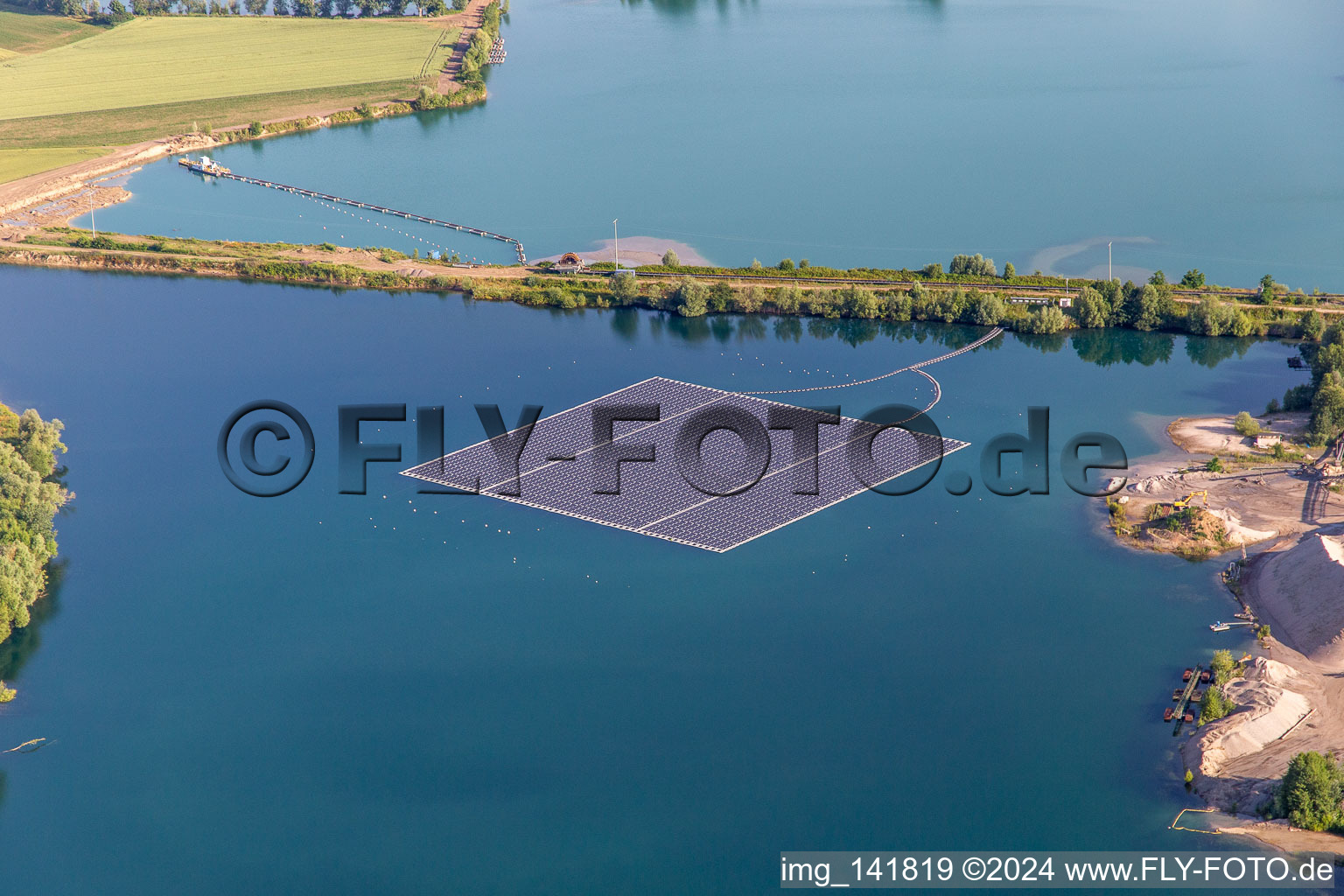 Schwimmender Solarpark auf Baggersee in Leimersheim im Bundesland Rheinland-Pfalz, Deutschland