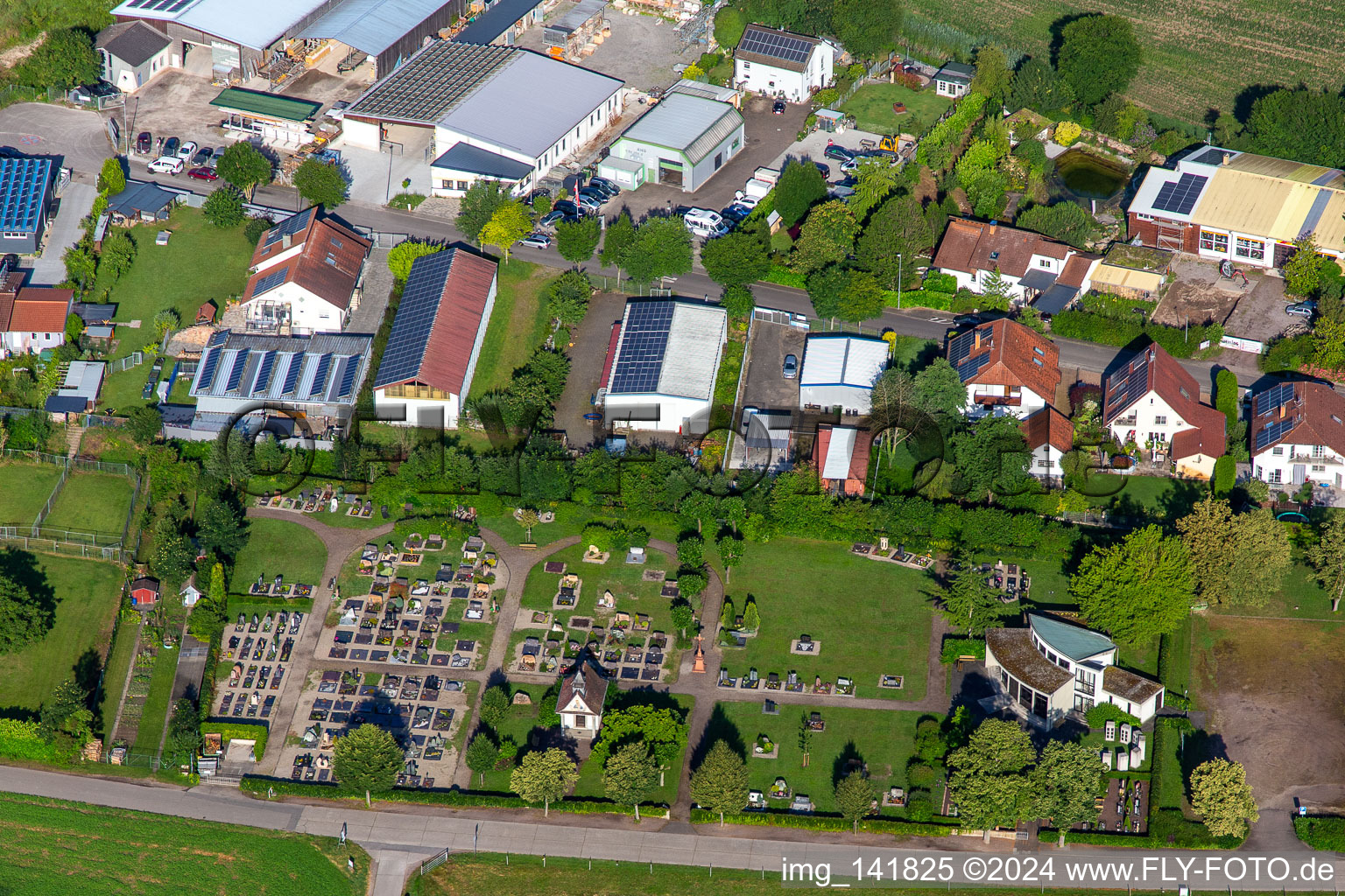 Luftbild von Friedhof in Neupotz im Bundesland Rheinland-Pfalz, Deutschland