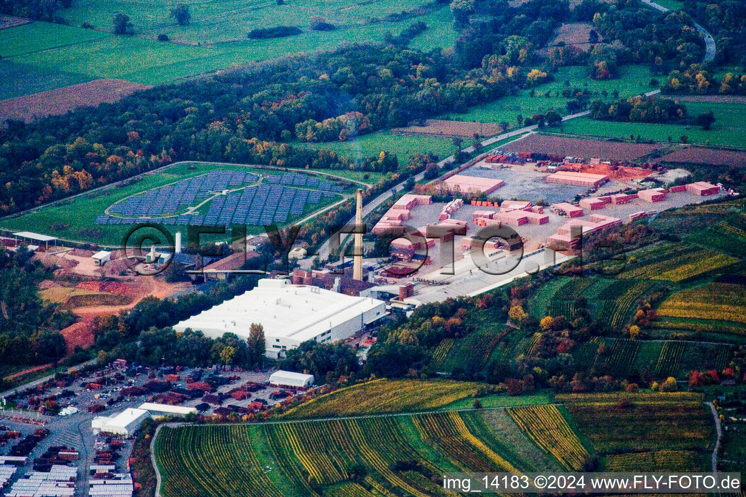 Gebäude und Produktionshallen auf dem Werksgelände Ziegelei WIENERBERGER MALSCH im Ortsteil Rot in Malsch im Bundesland Baden-Württemberg, Deutschland