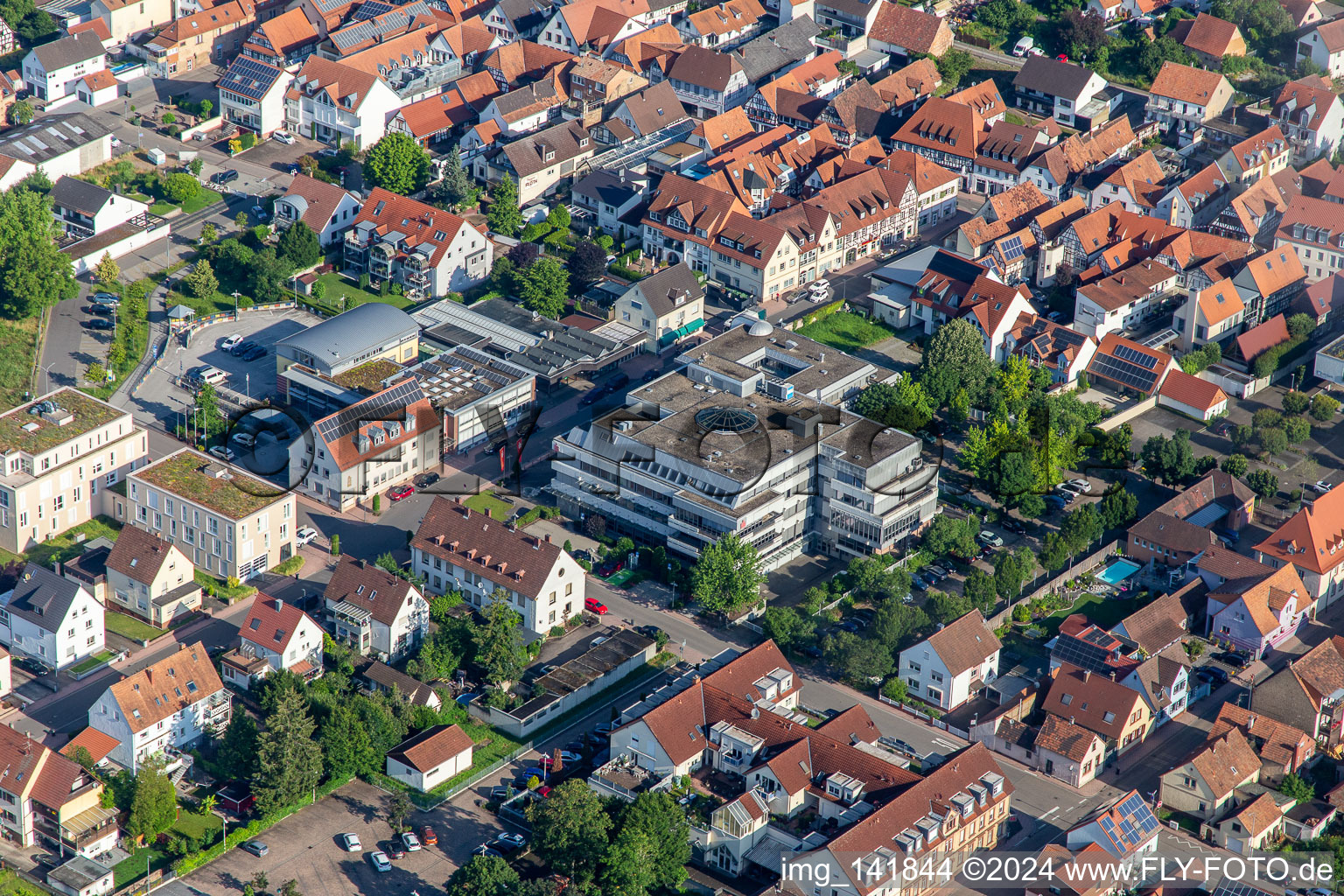 Verbandsgemeindeverwaltung und Gebäude der ehemaligen Sparkasse Südpfalz in Kandel im Bundesland Rheinland-Pfalz, Deutschland