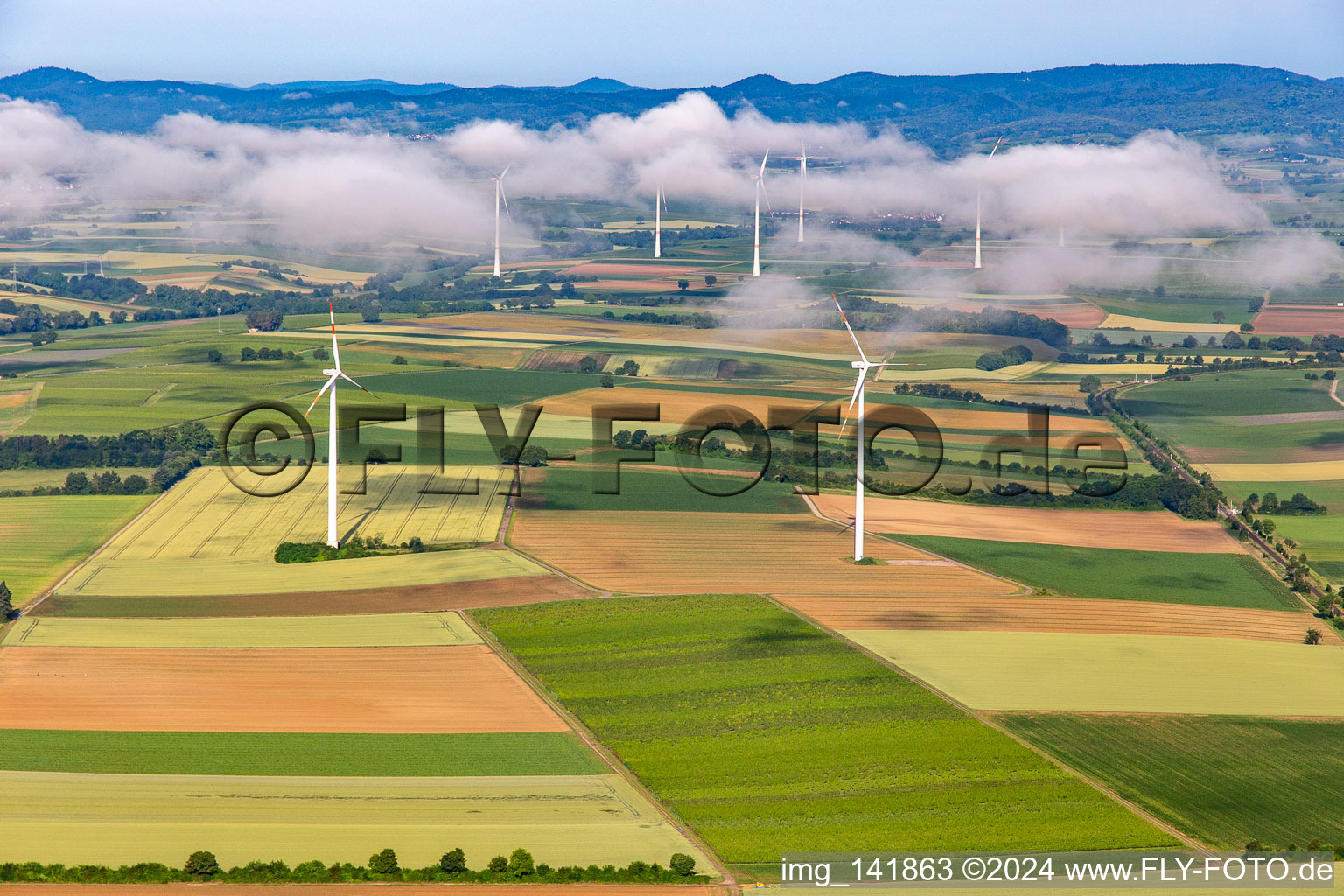 Windpark Minfeld (im Hintergrund Windpark Freckenfeld) von Osten bei tiefen Wolken im Bundesland Rheinland-Pfalz, Deutschland