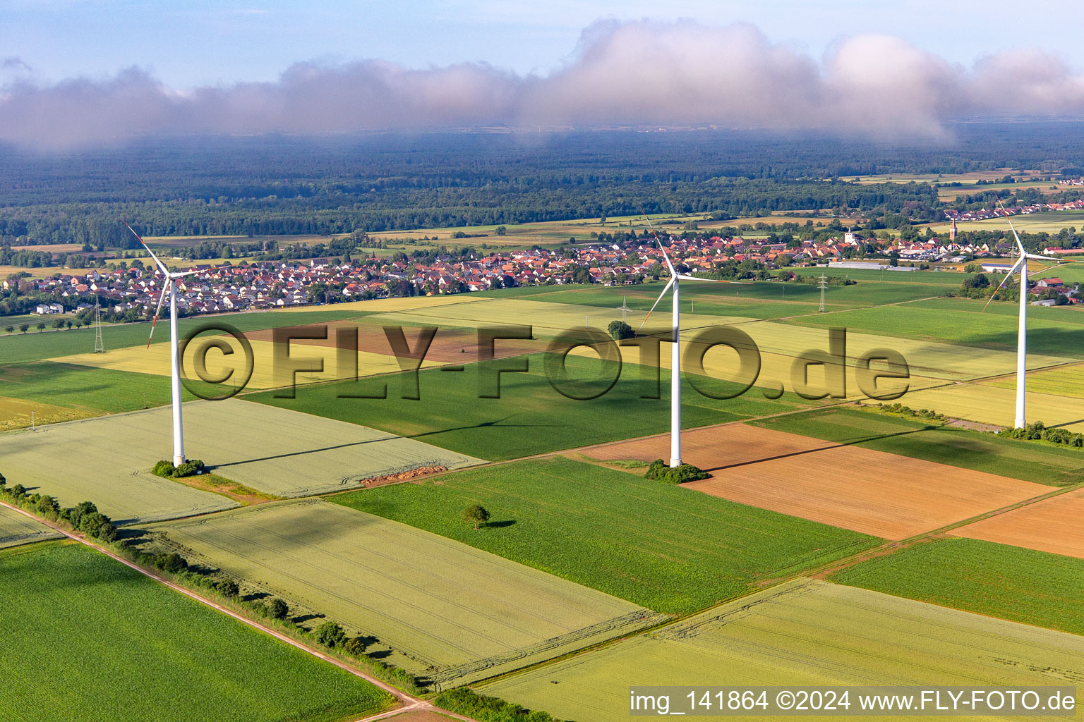 Windpark Minfeld bei tiefen Wolken im Bundesland Rheinland-Pfalz, Deutschland