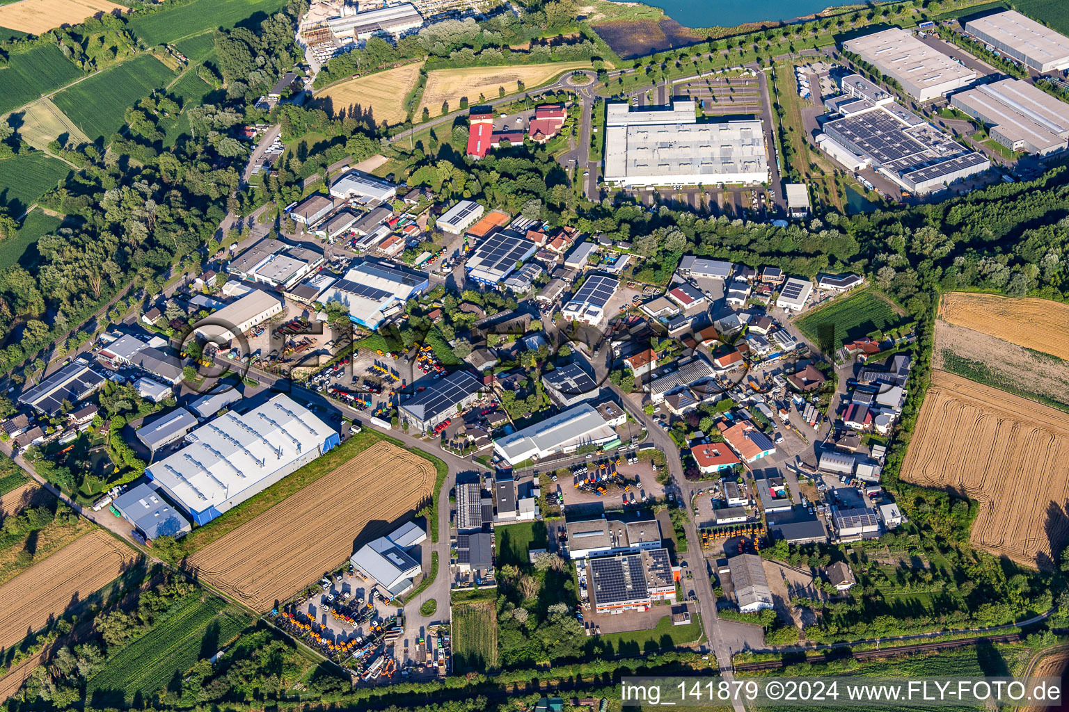 Industriestraße von Westen in Hagenbach im Bundesland Rheinland-Pfalz, Deutschland