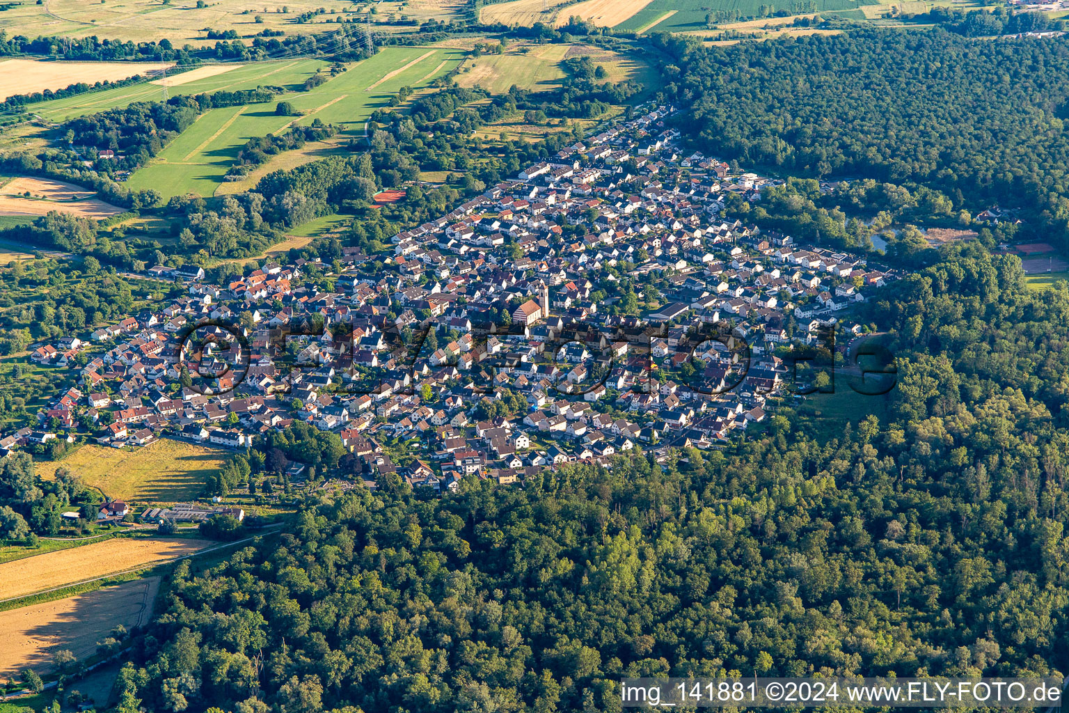 Schrägluftbild von Neuburgweier von Norden in Rheinstetten im Bundesland Baden-Württemberg, Deutschland