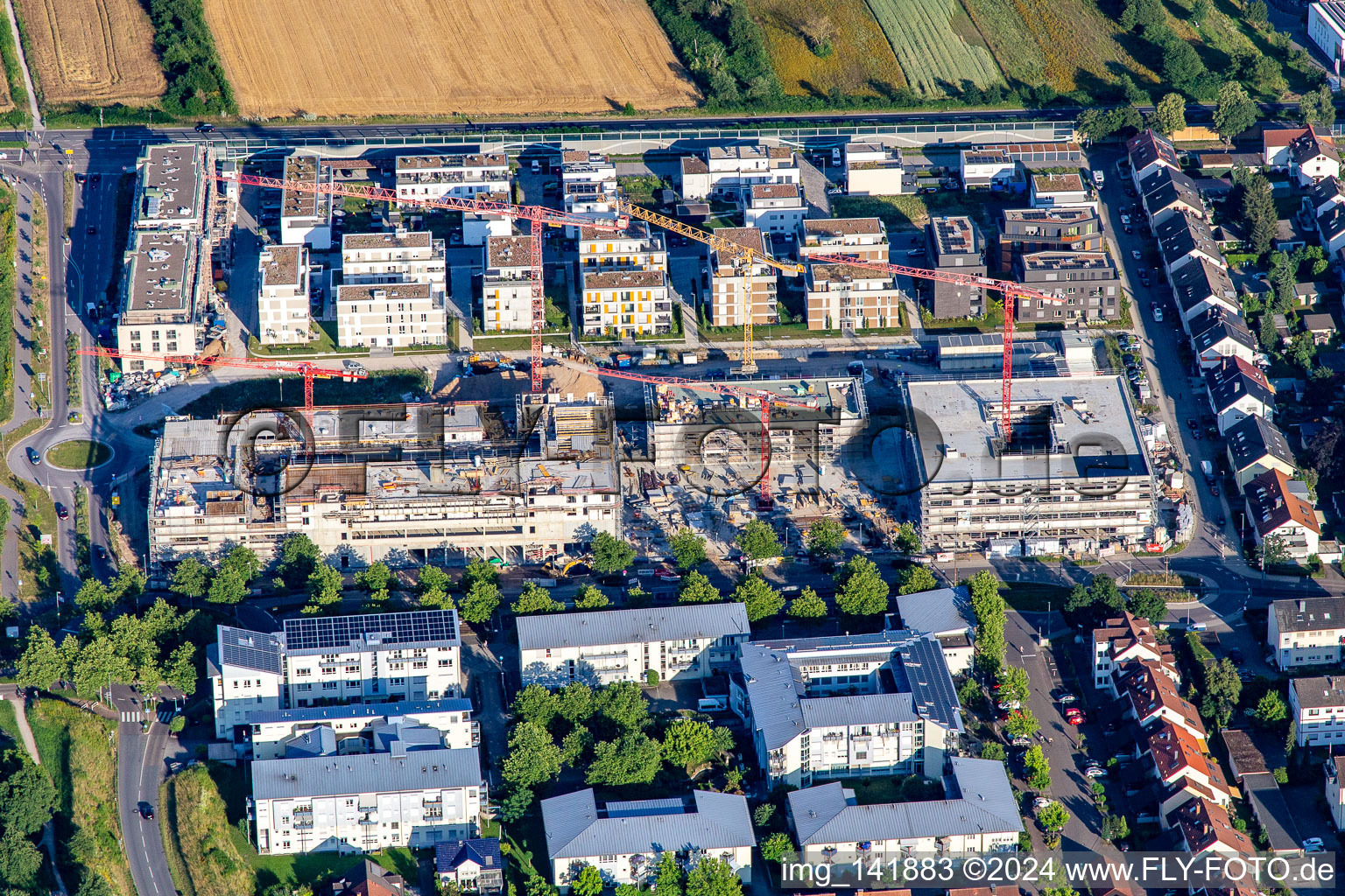 Mehrfamilienhausbaustelle "Neue Stadtmitte" von Westen im Ortsteil Mörsch in Rheinstetten im Bundesland Baden-Württemberg, Deutschland